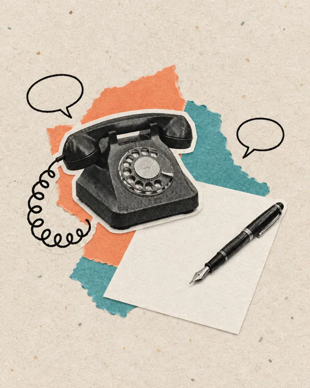 Collage: un telefono d’epoca e una penna stilografica su un foglio bianco